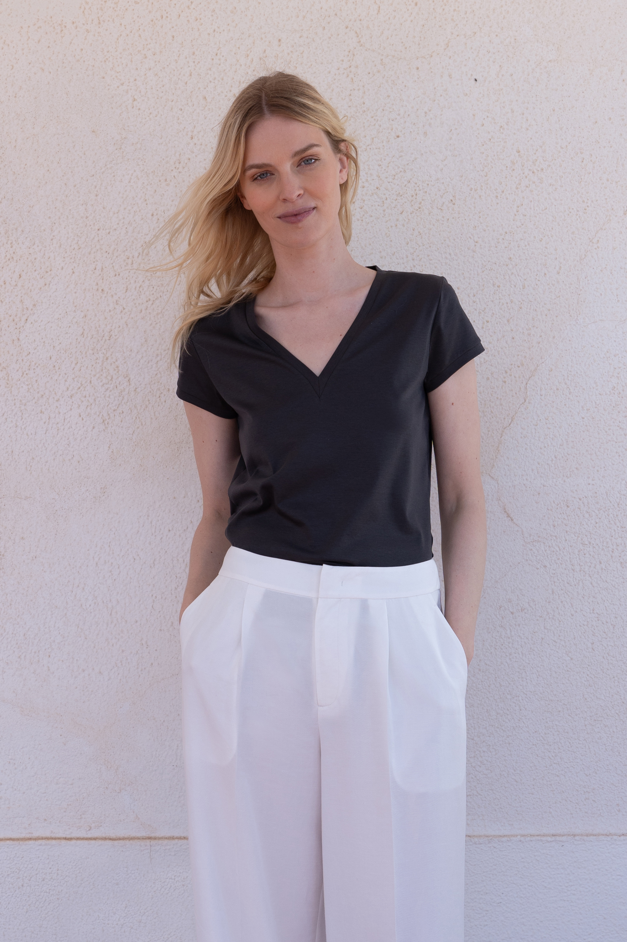 Quality gray cotton-silk t-shirt with V neckline showcasing timeless elegance and sophisticated design