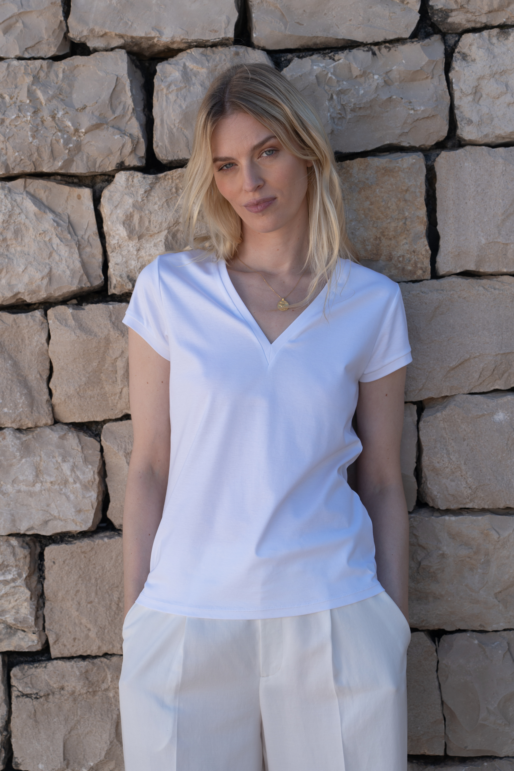 Essential white cotton-silk t-shirt with V neckline embodying luxury and refined quality
